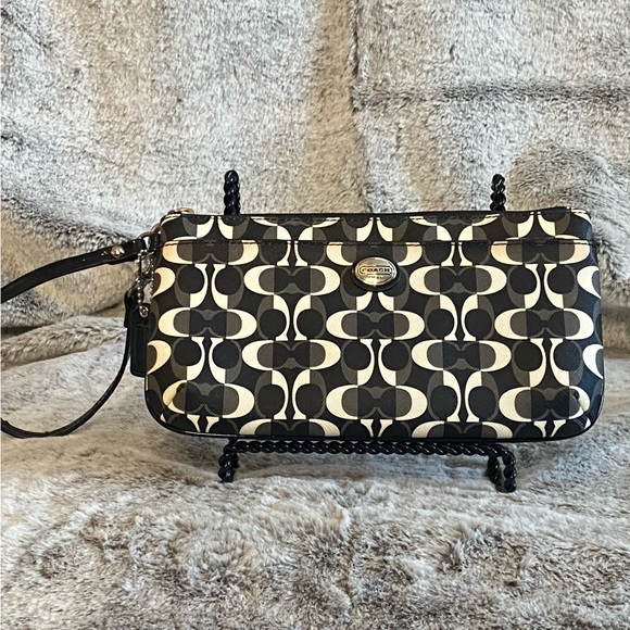 Coach Handbags - Coach-Wristlet (0199)